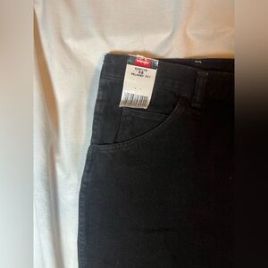 (With Flaw): NWT Wrangler Black Denim Shorts Men's 42 (Flaw on Seam)